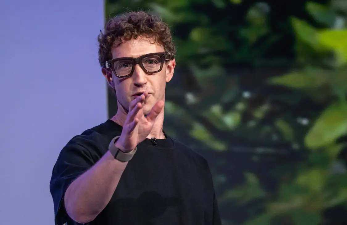 老板亲自上阵 Meta总裁爆料：扎克伯格把工位搬到AI团队，整天编程