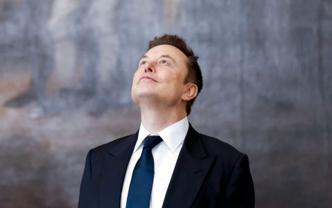 马斯克称全民高收入是应对AI失业最优解 专家反对：不能直接发钱